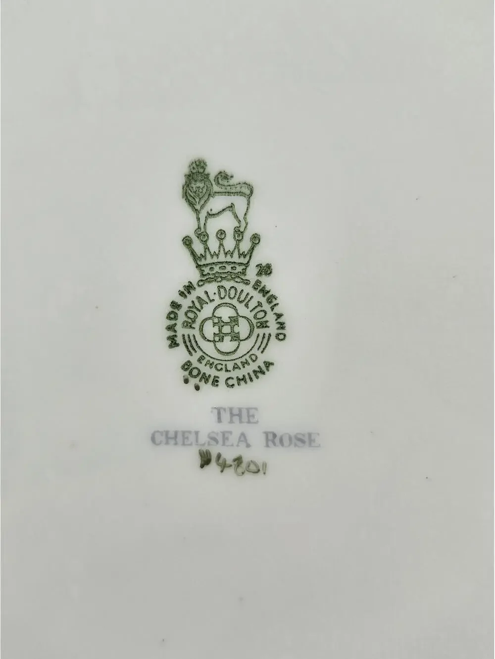 Royal Doulton The Chelsea Rose H4801 Bone China 10.5
